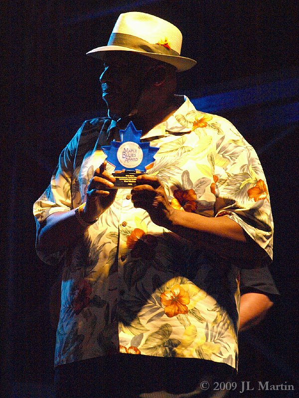 010Luminato_Taj Mahal_Receive_Maple Blues Award.JPG